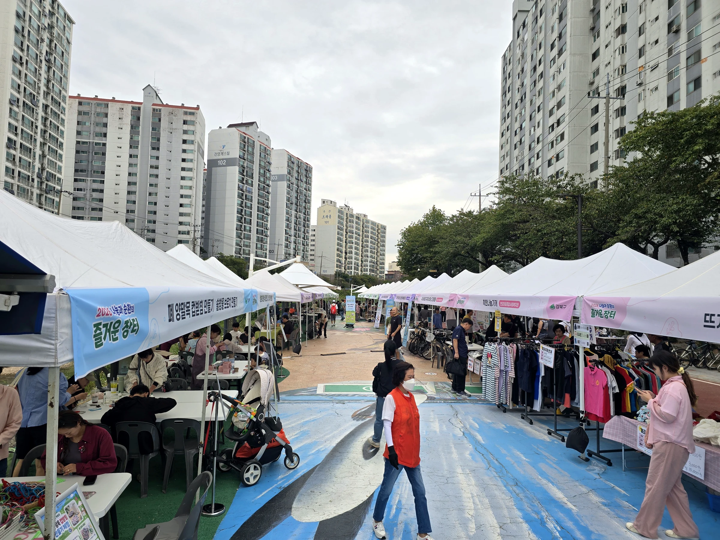 우이천 수변공원에 설치한 장터 부스와 방문객