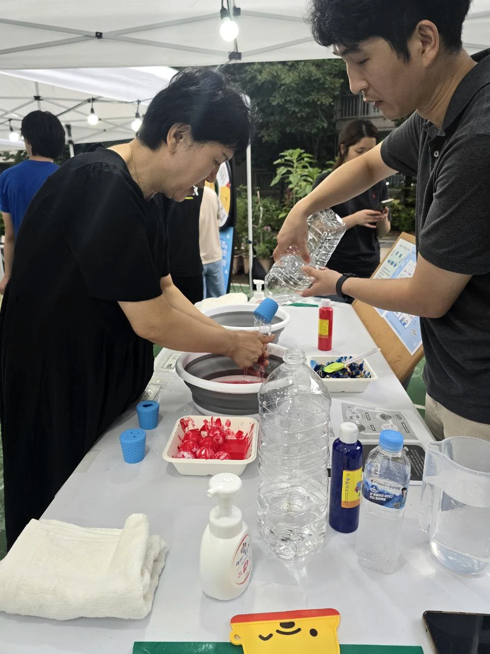 절수 비교 체험 테이블의 현장 운영 모습